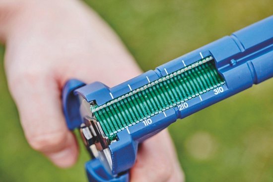 Detail van de blauwe tang, met groene clips en witte schaalverdeling 110, 210, 310.