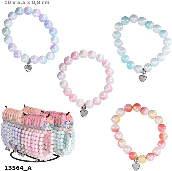 Vier armbanden van parelmoerachtige kralen in pastelkleuren met hartjesbedeltjes en een display met armbanden.