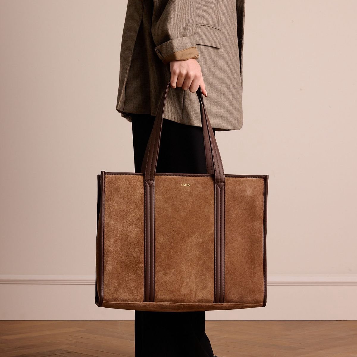 Manfield - 18 inch taupe suède shopper met leren details