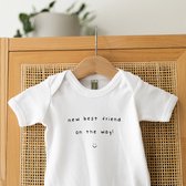 Barboteuse Bébé avec texte - Un New meilleur ami en route ! - Taille 50-56 - Annonce de grossesse - Cadeau - Annonce de Grossesse - Annonce de bébé - Annonce de grossesse