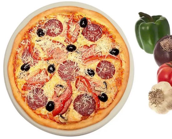 Een ronde, licht beige pizzasteen met daarop een pizza met salami, kaas en zwarte olijven. Rechts groenten: paprika, ui en knoflook.