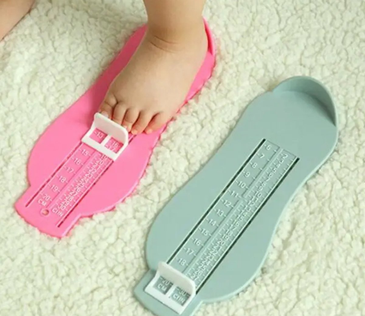 Kindervoetjes opmeten ging nog nooit zo gemakkelijk! 2x kleur willekeurig
