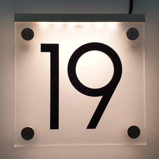 Verlicht huisnummer 19 op een vierkant, matglazen bord, zwarte cijfers, zichtbare verlichting.
