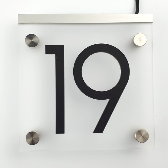 Huisnummer 19 op een vierkant, matglazen bord met zwarte cijfers en zilveren bevestigingen.
