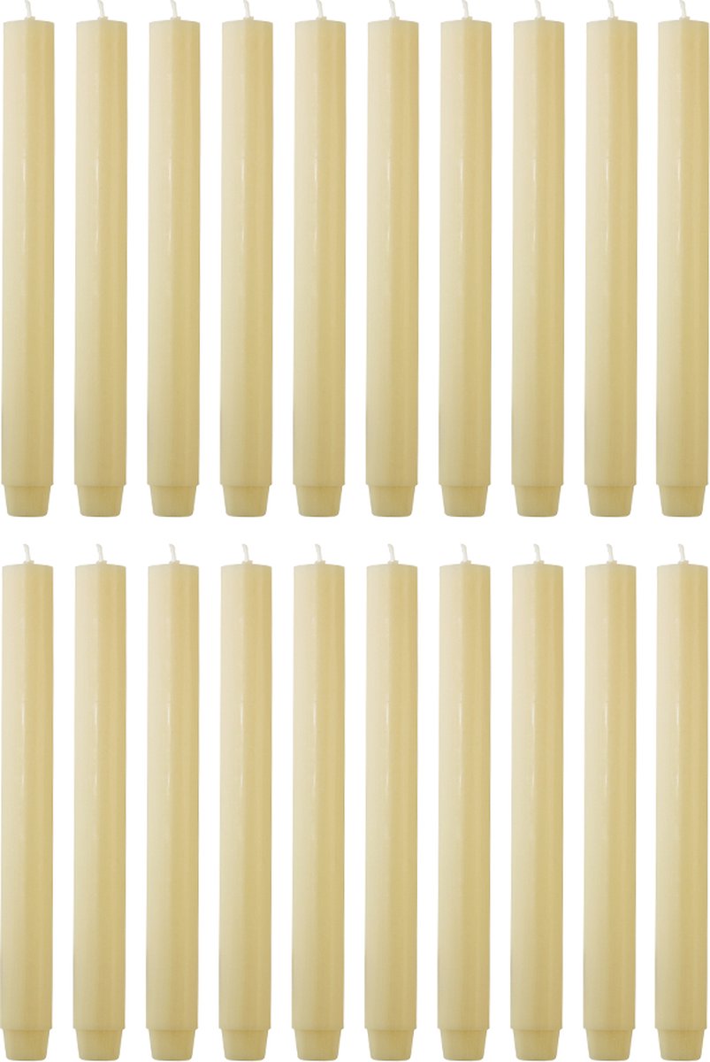 Rustik Lys dinerkaarsen pak van 20 kaarsen in de kleur Pale Banana Ø 2.6 x 30 cm Brandtijd 20 H Materiaal: 100% Oekö-tex katoenen lont, RAL gecertificeerde paraffine