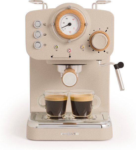 Crème kleurig espressoapparaat met houten details, twee kopjes espresso en een temperatuurmeter.