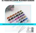 Een transparante opbergdoos met 36 spoelen garen in verschillende kleuren, zoals oranje, bruin, zwart, paars, grijs, blauw en groen. Inclusief naaimachine en naalden.