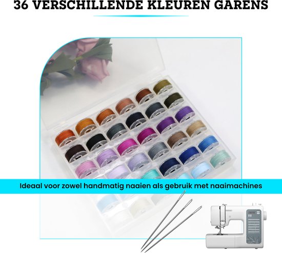 Een transparante opbergdoos met 36 spoelen garen in verschillende kleuren, zoals oranje, bruin, zwart, paars, grijs, blauw en groen. Inclusief naaimachine en naalden.