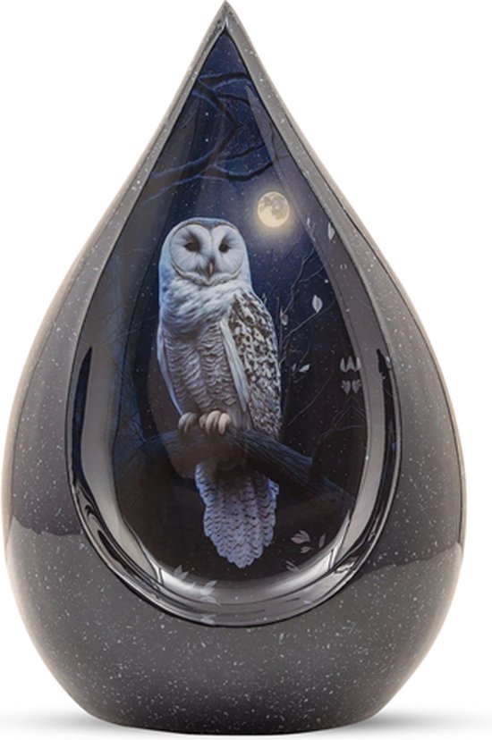 Donker gespikkelde, druppelvormige urn met een afbeelding van een uil die op een tak zit in een nachtelijke setting met maanlicht.
