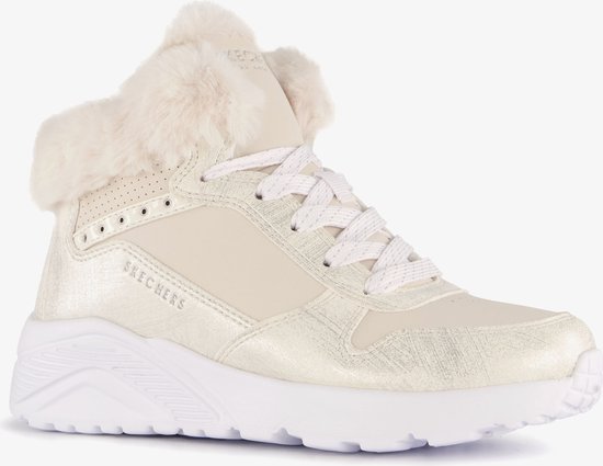 Zijprofiel van een beige Skechers sneaker met crèmekleurige bontkraag en witte veters.