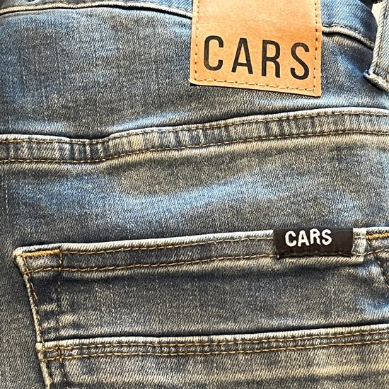 Close-up van de achterkant van een Cars Jeans. Leren patch met 'CARS' op de tailleband en label op de zak.