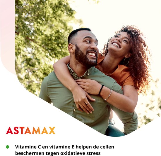 Vrouw met krullen die een man omhelst in een park. ASTAMAX. Vitamine C en E helpen de cellen beschermen tegen oxidatieve stress.