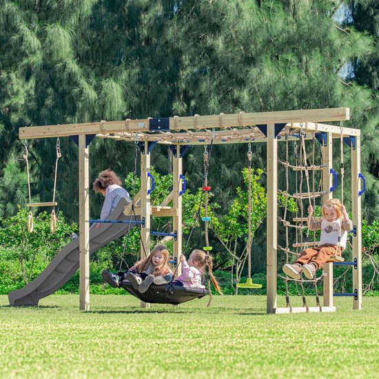 Kinderen spelen op een houten klimtoestel met glijbaan, schommelmat en klimnet.