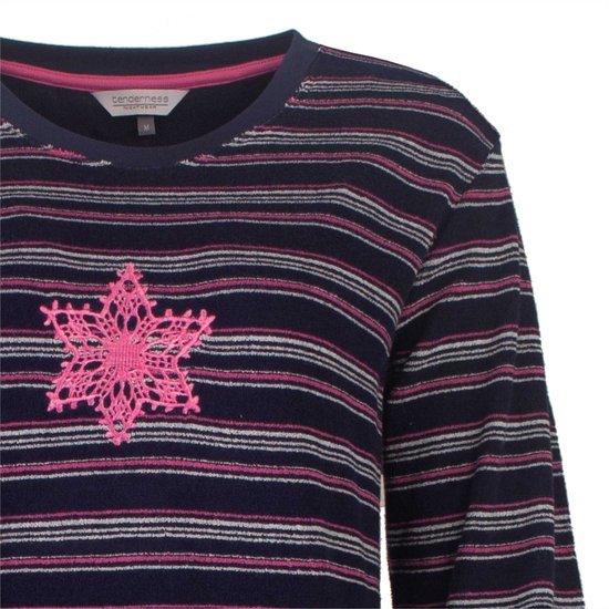 Close-up van een donkerblauw pyjamashirt met horizontale roze en grijze strepen en een roze sneeuwvlok applicatie.