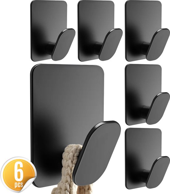 Ensemble de 6 crochets adhésifs noirs, avec une serviette beige tricotée sur un crochet.