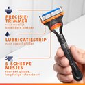 Scheermesje met precisietrimmer en lubricatiestrip, in een hand vastgehouden.