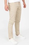 Rechterzijkant van een mannen chino in lichtbeige, gedragen met witte sneakers.