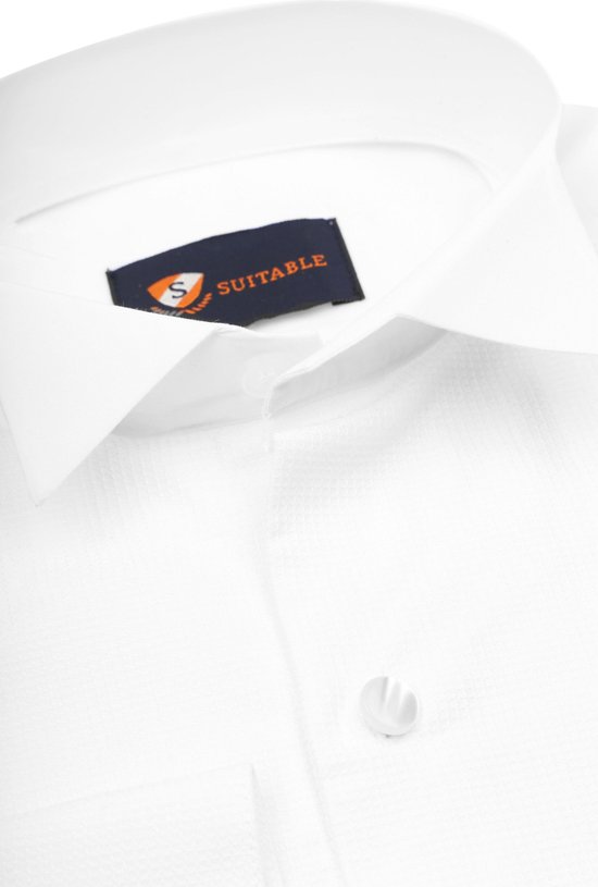 Wit smokinghemd met pinstripe-patroon en label.