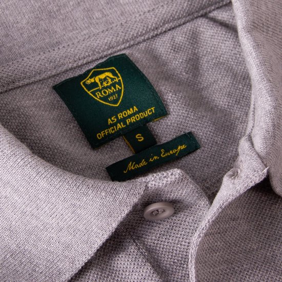 Kraag van een grijs poloshirt met AS Roma officieel product label en 'Made in Europe' label.
