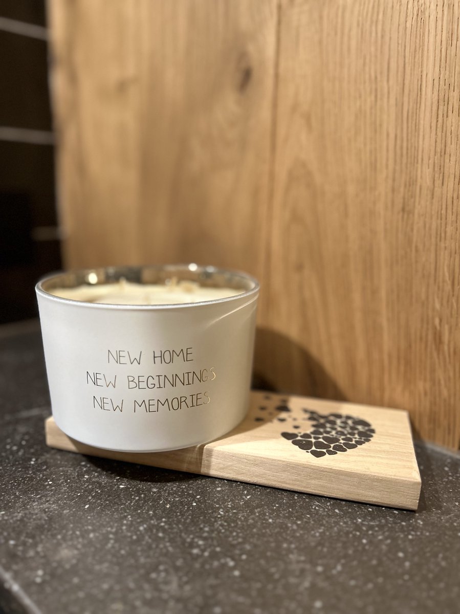 Creaties van Hier - SOJAKAARS MAT met houten plankje - NEW HOME, NEW BEGINNINGS... - FRESH COTTON - Nieuwe woning