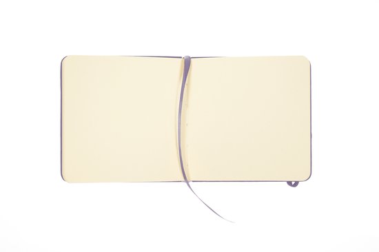 Paars schetsboek, open met lege crème-kleurige pagina's.