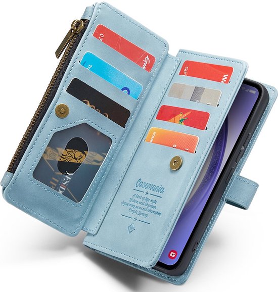 Lichtblauwe kunstlederen bookcase hoes, geopend met telefoon en meerdere pasjes zichtbaar.