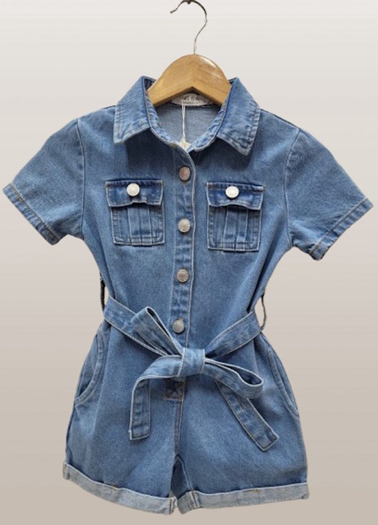 Blauwe denim meisjes jumpsuit met korte mouwen, opgestikte borstzakken en strikceintuur.