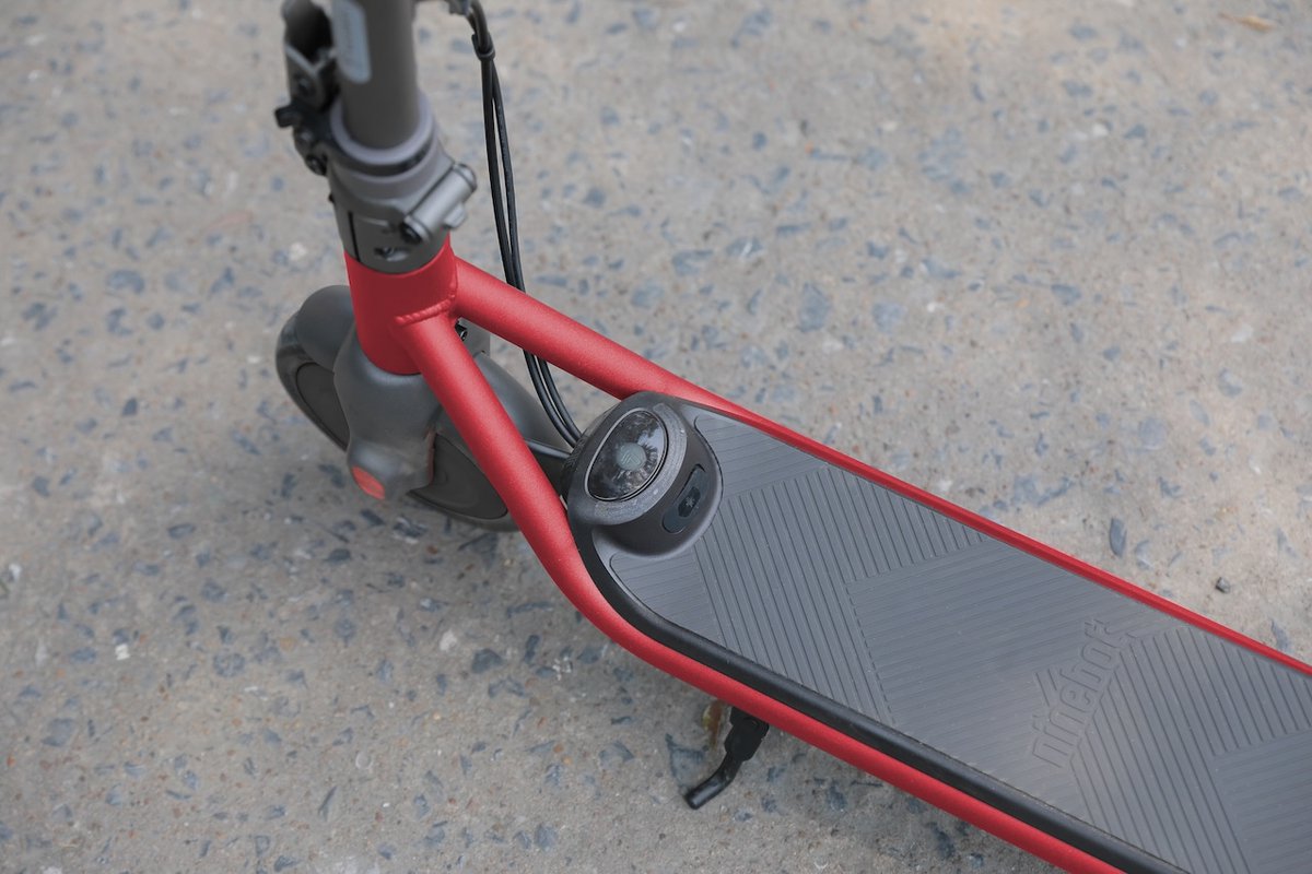 Afbeelding 3 van Ninebot eKickScooter ZING C15E Powered by Segway - Actieradius: 20km - Snelheid: 16km/h - Vanaf 10 jaar - Stoer ontwerp met rode accenten - Officieel Benelux model