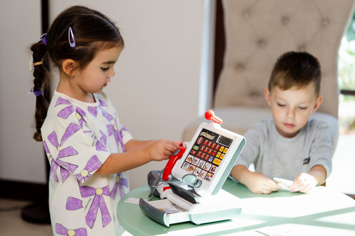 Klein Toys elektronische kassa - touchpad, scanner, weegschaal en rekenmachinefunctie - 31x15,5x23 cm - incl. speelgeld, uitschuifbare geldla, licht- en geluidseffecten - grijs — afbeelding 4