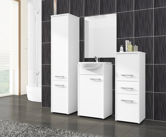Moderne badkamer met witte kolomkast, wastafelmeubel en een spiegel.