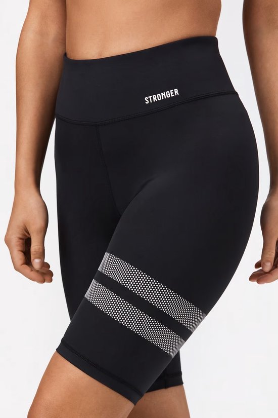 Zwarte fietsbroek van Stronger met witte stippen en strepen op de linker broekspijp.