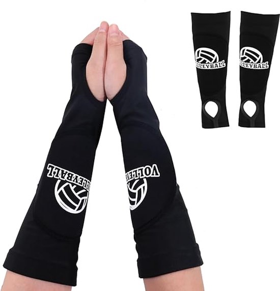 Twee handen dragen lange, zwarte volleybal armbeschermers met witte logo's.