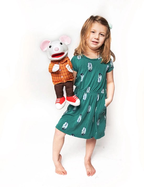 Meisje met blonde haren houdt een witte muis handpop vast, die een oranje geruite blouse draagt.