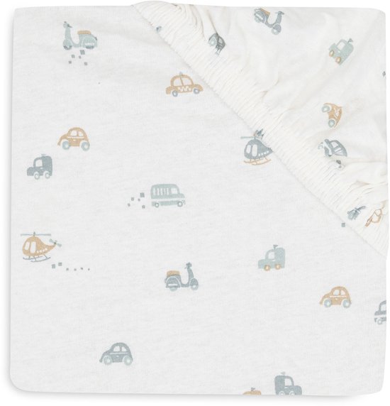 Jollein jersey hoeslaken met voertuigenprint en elastische rand.