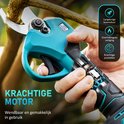 Hand met turquoise elektrische snoeischaar, met digitaal display en zichtbare motoronderdelen.