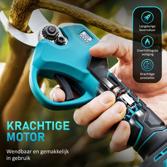 Hand met turquoise elektrische snoeischaar, met digitaal display en zichtbare motoronderdelen.