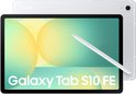 Zilveren Samsung Galaxy Tab S10 FE met stylus.
