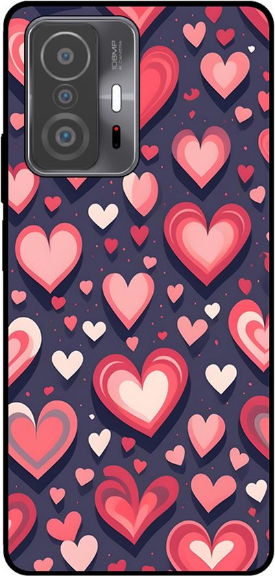 Coque de téléphone avec un imprimé de cœurs rouges et roses sur fond bleu foncé.