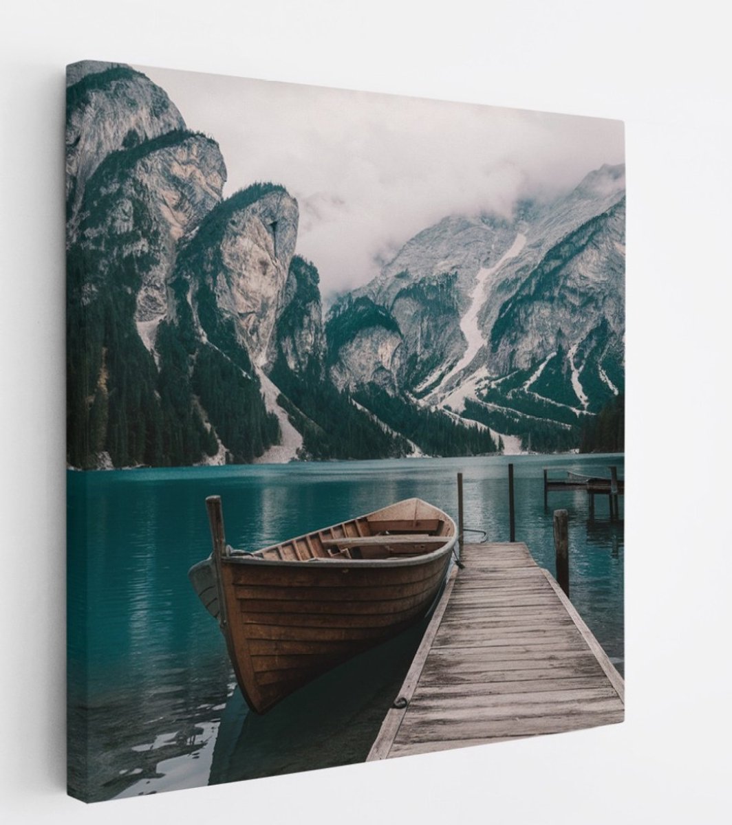 Saammp Canvas Schilderij - Boot aan steiger in de dolomieten - Landschap - Natuur - 100x100 - Foto op canvas - Wanddecoratie - Muurdecoratie Woonkamer - Slaapkamer decoratie - Canvas Print Multicolor