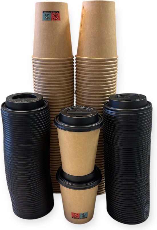Stapel bruine koffiebekers van 240ml en zwarte deksels, naast elkaar.