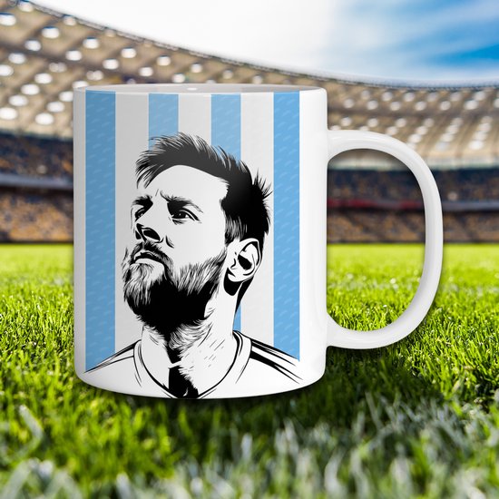 Mug blanc à rayures verticales bleues et blanches. Le mug représente un portrait en noir et blanc du footballeur Lionel Messi.