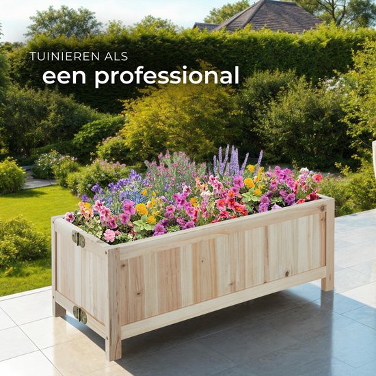 Houten plantenbak met veelkleurige bloemen op een terras.