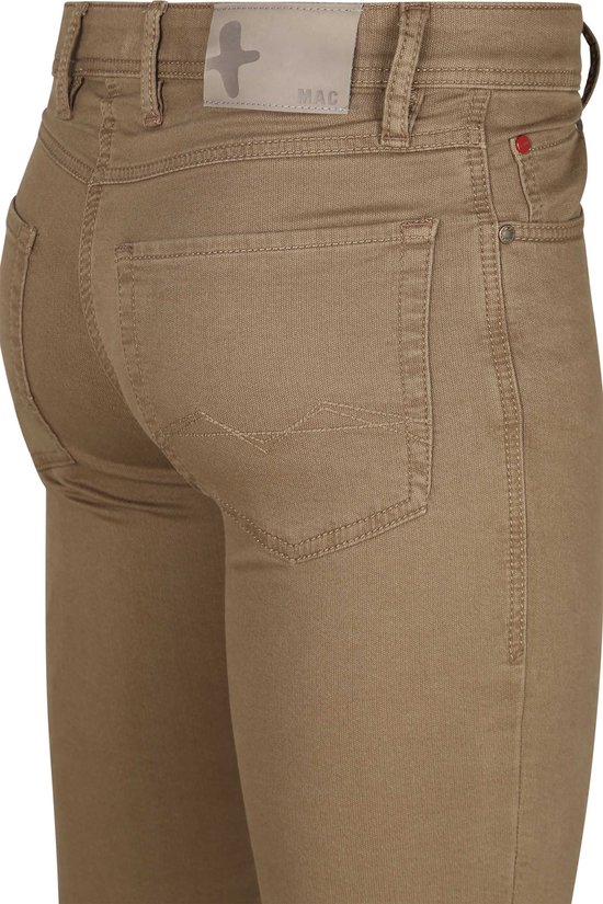 Bruine jeans van Mac, moderne pasvorm, achterkant met zakken en merklabel.