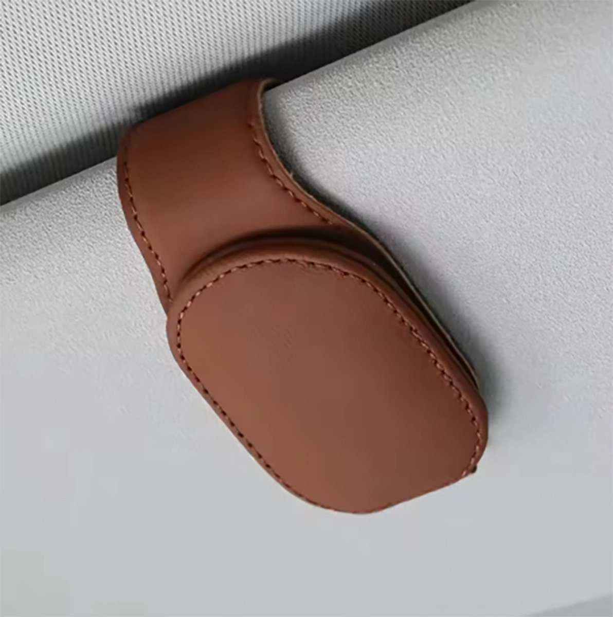 Actie4you® - Zonnebrilhouder Auto PU Leer - Brilhouder - Zonneklephouder - Leesbril Houder - Opbergclip – Bruin