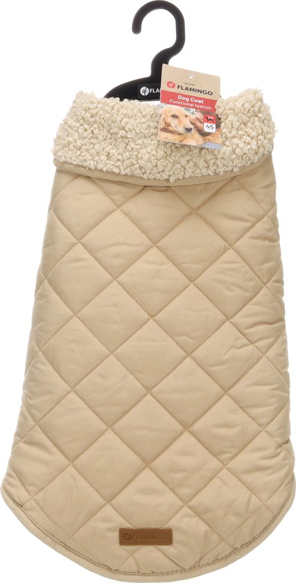Gewatteerde beige hondenjas met crème teddy kraag, hangend aan een kapstok. Flamingo logo.
