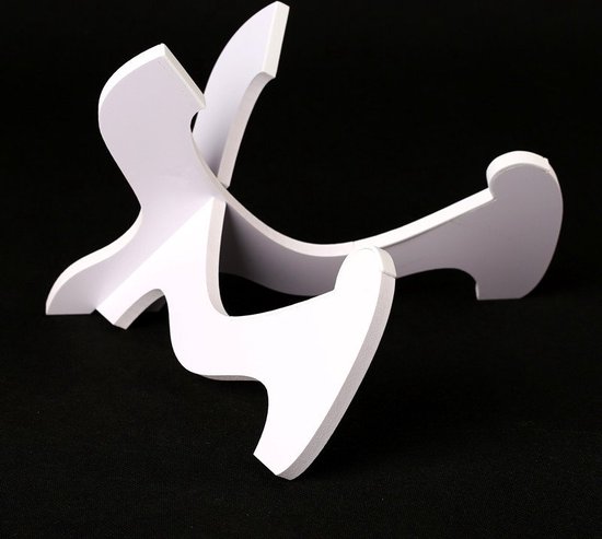 Witte, opvouwbare ukelele standaard met gebogen poten, op een zwarte achtergrond.