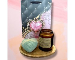 Cadeau Set - Kaars - Valentijnsdag - Speciale Geschenk Set - Pot kaars + GROEN Hartvormige Kaars + Houten Kaarsenhouder + Luxe Papieren Cadeautasje - Handmaakte Figuurkaars - Geur Kaars - Cadeau - Decoratie
