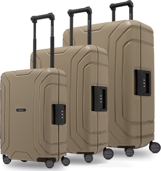 Drie taupekleurige koffers met textuur en zwarte details, waaronder een TSA-slot.