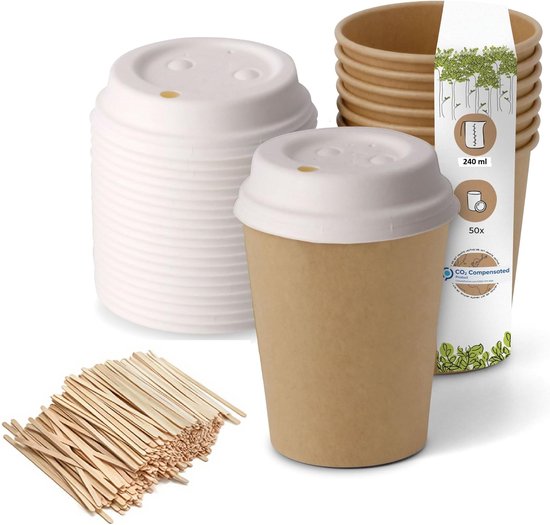 Een bruine papieren koffiebeker met een wit deksel, naast een stapel bekers, witte deksels en houten roerstaafjes.