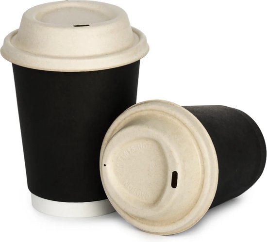 Twee zwarte kartonnen koffiebekers met een wit deksel van suikerriet.
